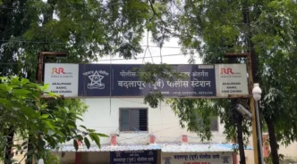 बदलापूर घटना : तक्रार नोंदवण्यासाठी पीडित मुलीच्या पालकांना 12 तास पोलीस स्टेशनबाहेर उभं ठेवल्याचा कुटुंबीयांचा आरोप