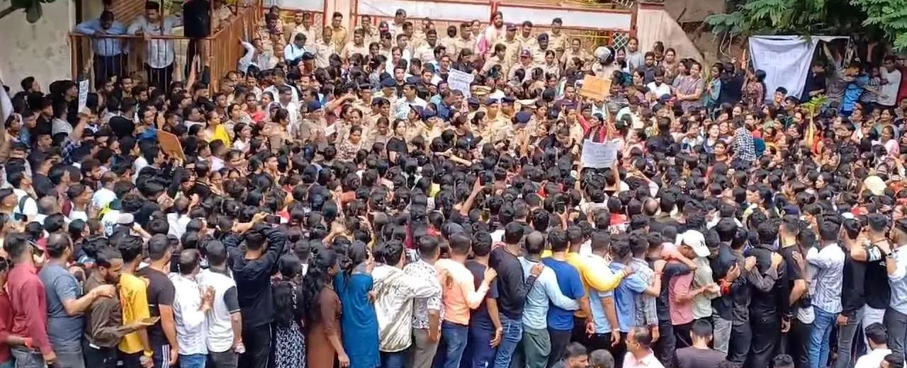 बदलापूर येथे चिमुकल्या विद्यार्थींनीवर लैंगिक अत्याचार झाल्याप्रकरणी हजारो नागरिक आज रस्त्यावर उतरले