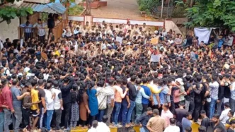 बदलापूर येथे चिमुकल्या विद्यार्थींनीवर लैंगिक अत्याचार झाल्याप्रकरणी हजारो नागरिक आज रस्त्यावर उतरले