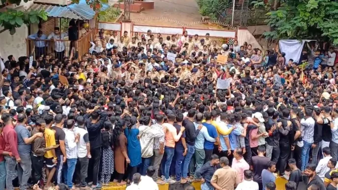 बदलापूर येथे चिमुकल्या विद्यार्थींनीवर लैंगिक अत्याचार झाल्याप्रकरणी हजारो नागरिक आज रस्त्यावर उतरले